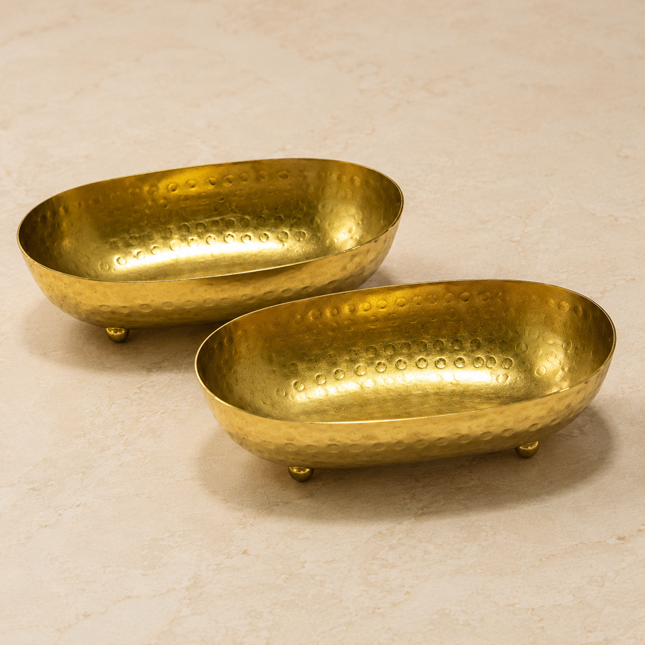 Royal Hammered Oval Urli